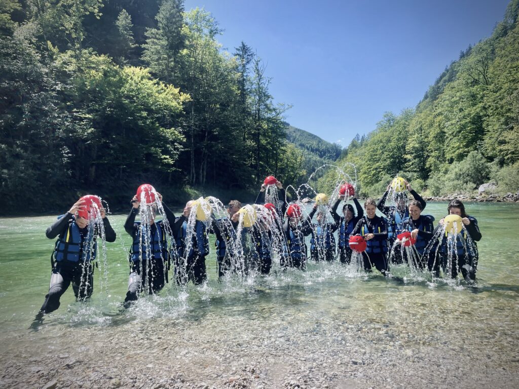 Helmdusche bei der Raftingpause